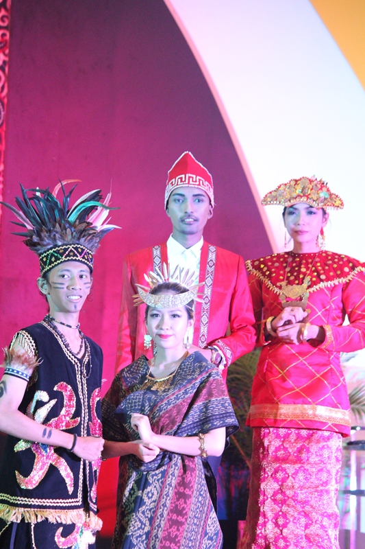 Baju adat Ambon, Palembang, Mataram dan Dayak
