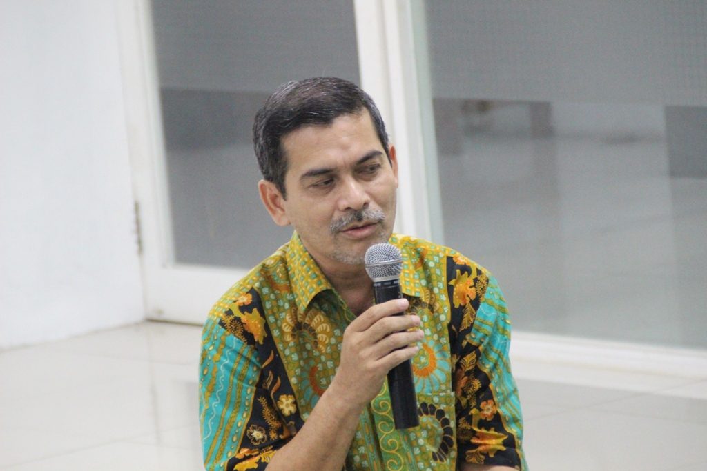 Bapak Ikhsan Matondang memberikan ceramah singkat kepada peserta acara Buka Bersama.