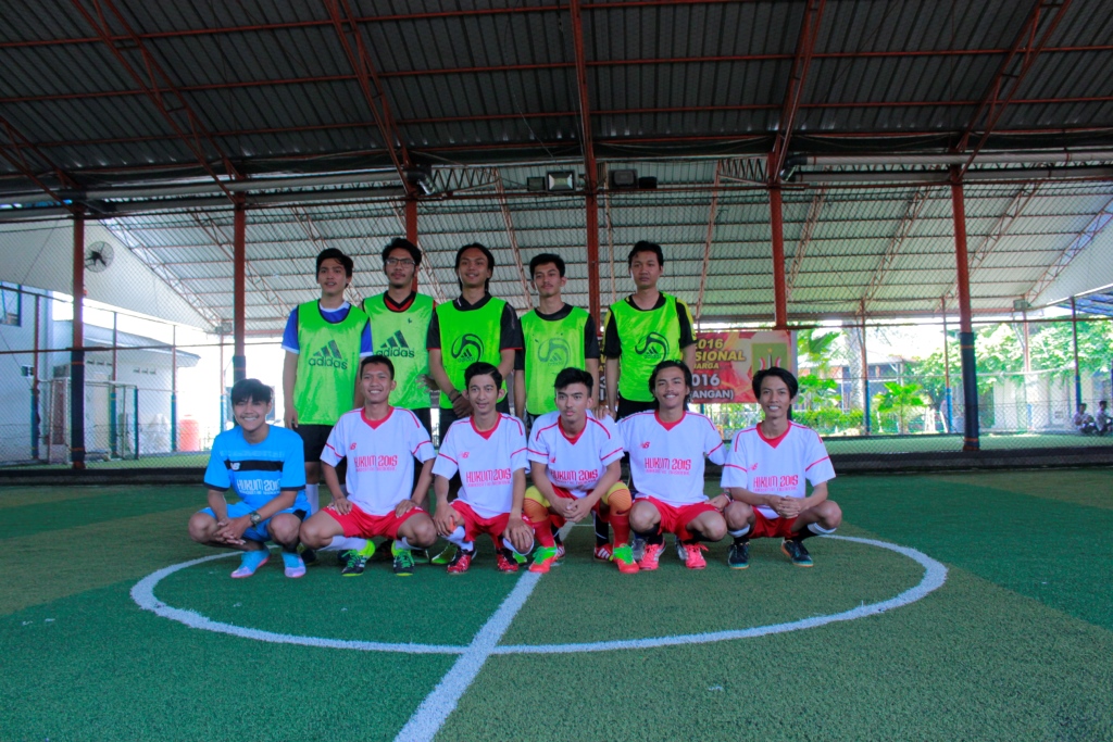 Salah satu tim futsal yang ikut bertanding dalam pertandingan Futsal Internal Fakultas Hukum.